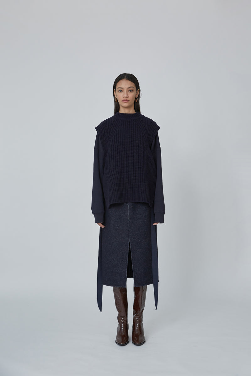 Sleeveless sweater with side taps – GOEN.J