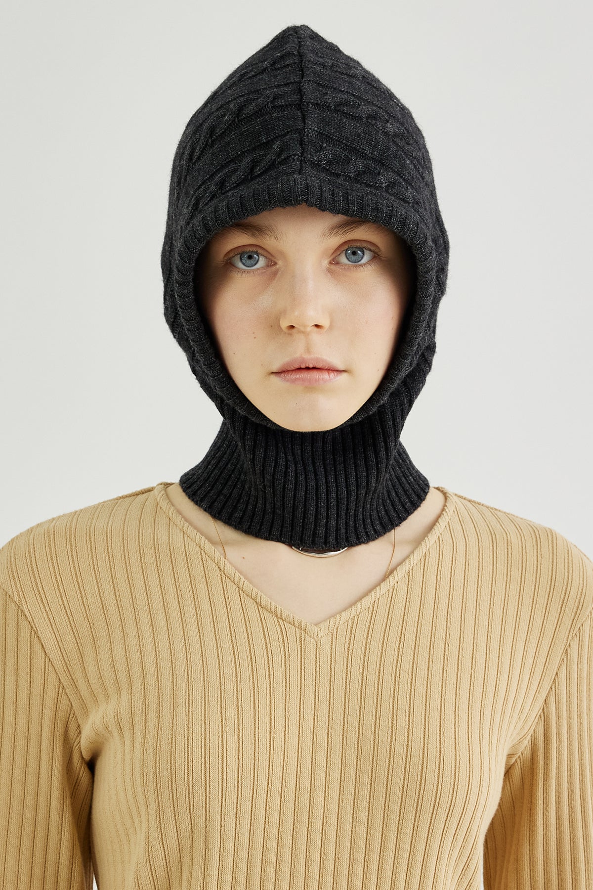 Cable-knitted wool-cashmere blend balaclava - CHARCOAL / OS