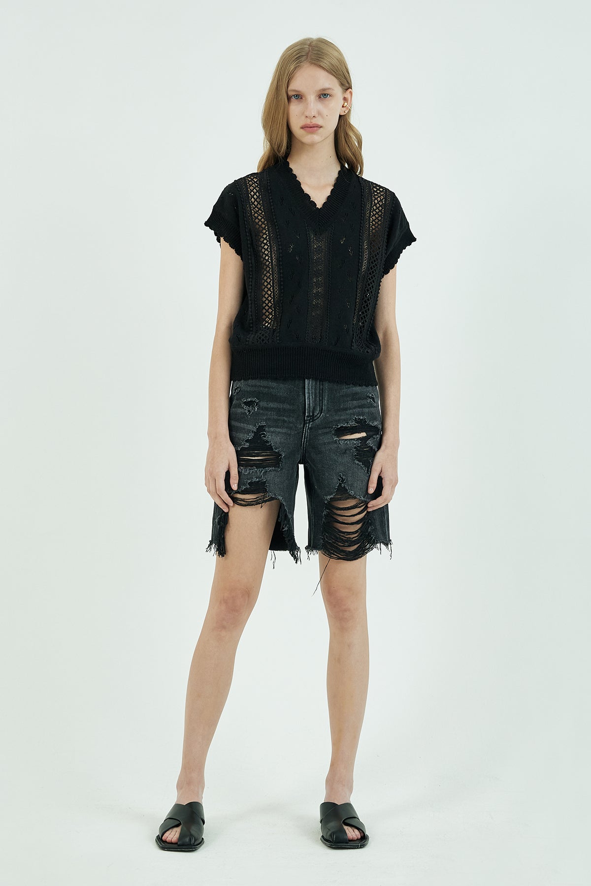 V-neck sleeveless cropped sweater, Black – - Main Image